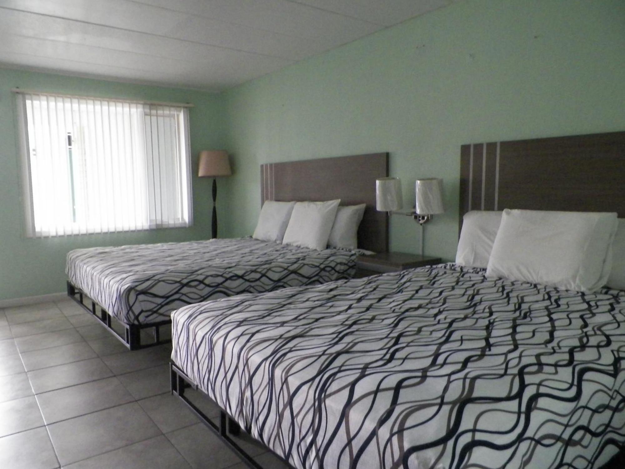 Royal Canadian Motel Wildwood Exterior photo